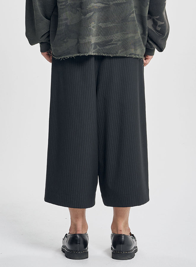One Tuck Stripe Bermuda Pants BLACK