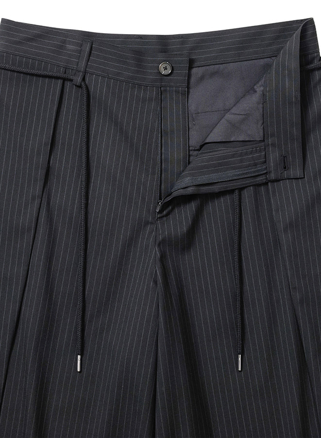 One Tuck Stripe Bermuda Pants BLACK