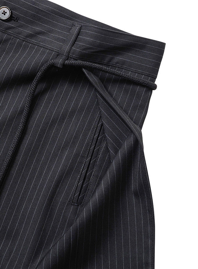 One Tuck Stripe Bermuda Pants BLACK