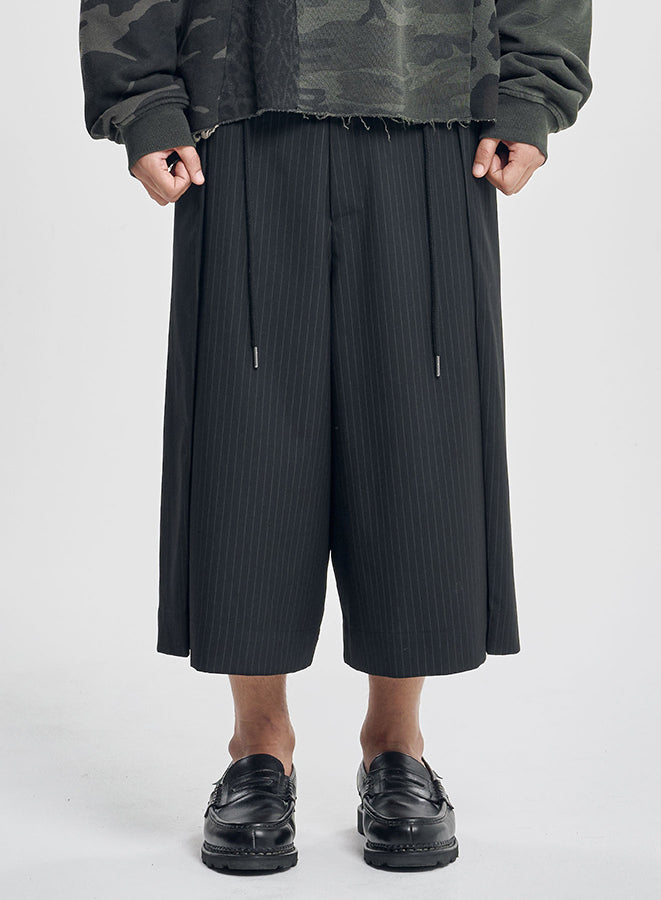 One Tuck Stripe Bermuda Pants BLACK