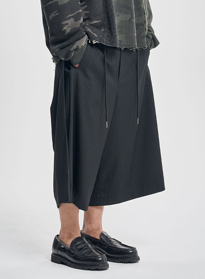 One Tuck Stripe Bermuda Pants BLACK