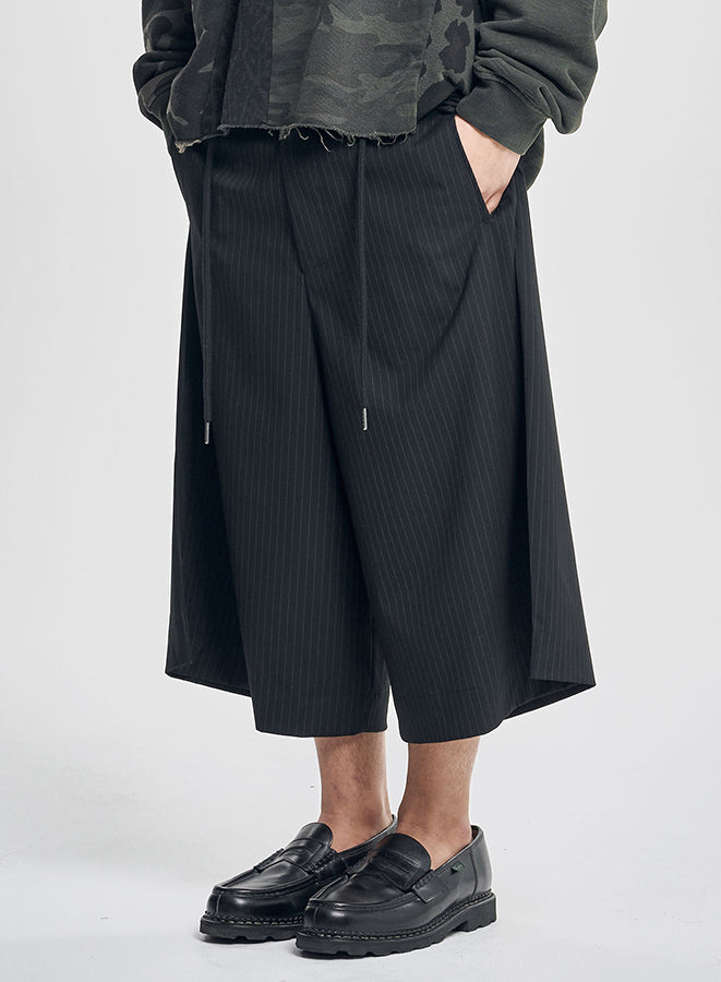One Tuck Stripe Bermuda Pants BLACK