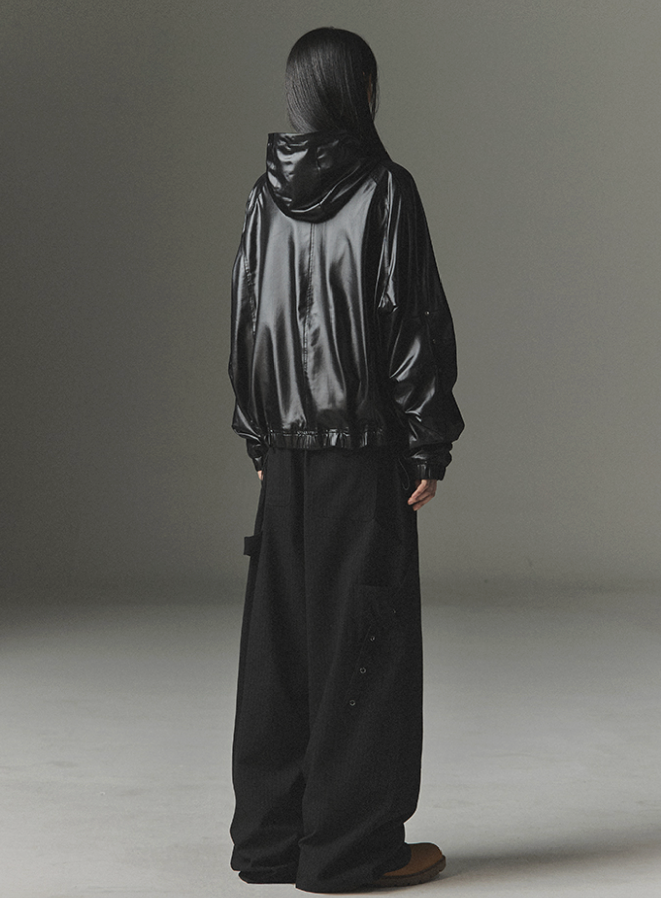Gloss Highneck Raglan WIndbreaker BLACK