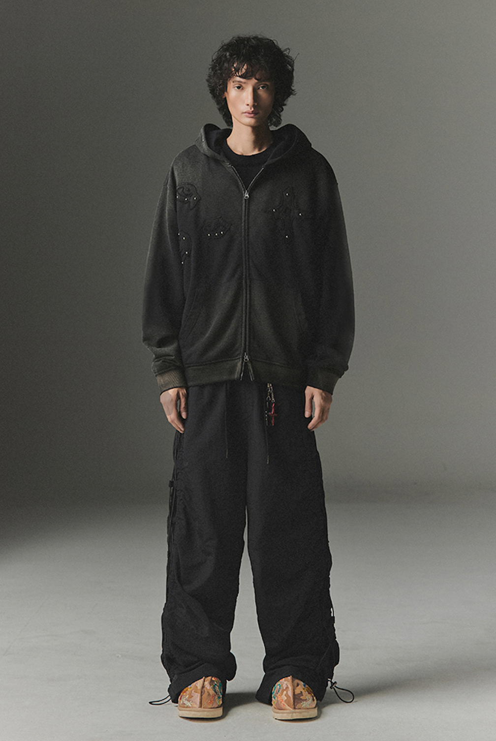 Stud Chasm Eyes Salt Washed Hood  Zip Up BLACK