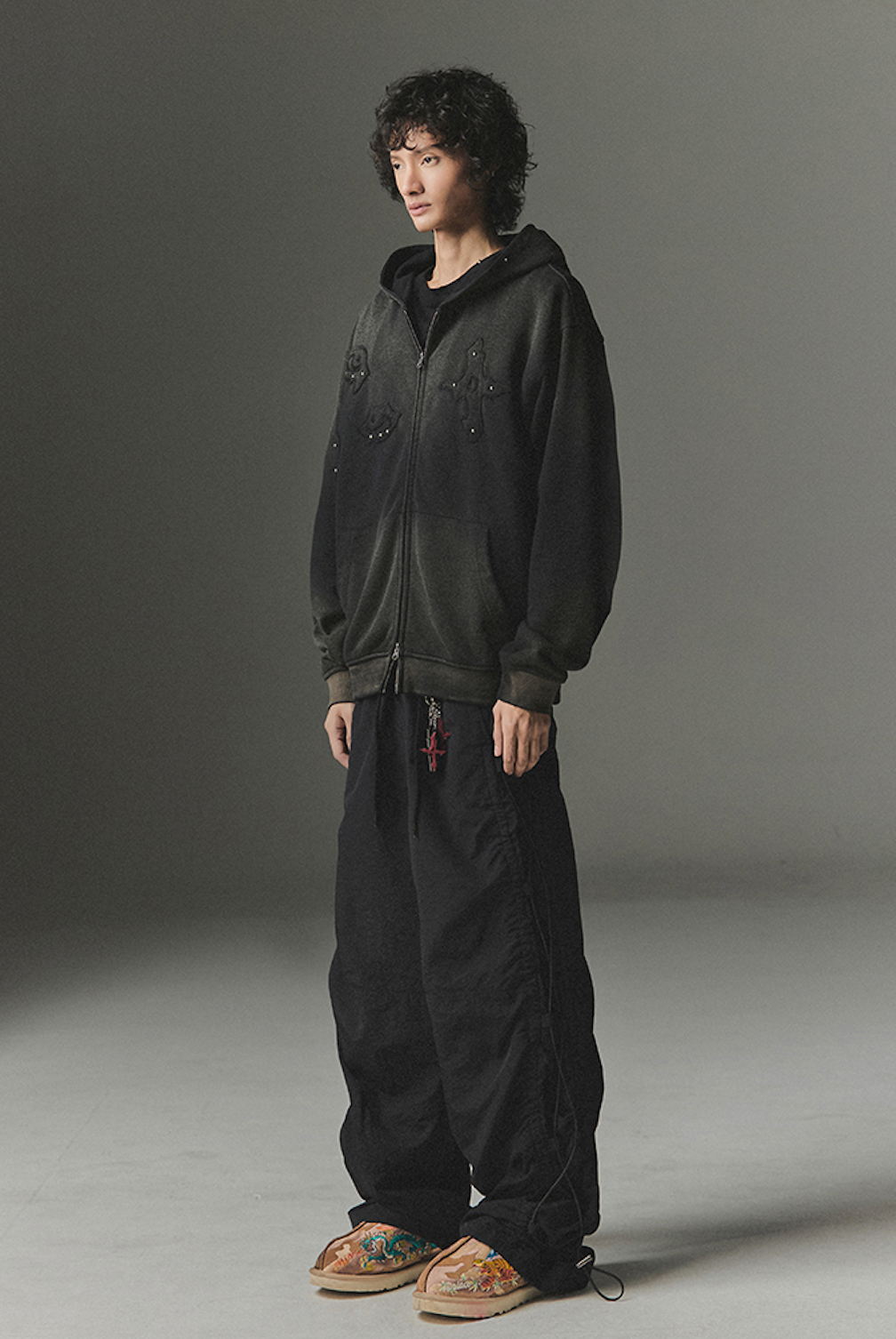 Stud Chasm Eyes Salt Washed Hood  Zip Up BLACK